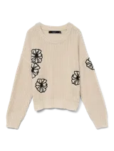 Sweater de punto grueso color beige, con cuello redondo, mangas largas y hombros caídos. Presenta un diseño bordado de flores negras en el hombro derecho y puños acanalados.