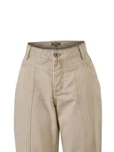 Pantalón jeans color beige de tiro medio y pierna recta con costuras verticales decorativas en el frente, bolsillos laterales y presillas para cinto.