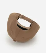 Gorra de sarga color beige con visera curva, bordado frontal con la inscripción "New York 1996 Brooklyn" en marrón. Ajuste trasero con hebilla metálica.