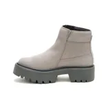 Bota tipo chelsea de Caterpillar con plataforma dentada, confeccionada en cuero liso color gris. Presenta cierre lateral metálico y logo de la marca grabado en el lateral.
