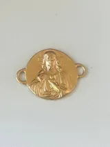 Pulsera con dije redondo dorado con diseño abstracto y cinta de terciopelo elástico color gris claro.