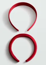 Pack de dos vinchas de diseño clásico, confeccionadas en tejido satinado color rojo. Incluye una vincha de diseño fino y una vincha de diseño acolchado.