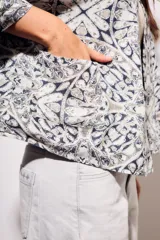 Kimono de algodón con estampado abstracto en tonos beige, azul y gris.