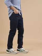 Pantalón de jean azul oscuro, de corte recto y tiro medio.