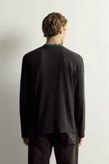 Camiseta relaxed fit de manga larga y cuello redondo de la colección Aaron Levine x Zara.
