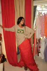 Sweater oversize color beige con bandera de Brasil bordada en el frente, de calce suelto y hombros caídos.