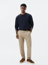 Pantalón de vestir color beige, de corte chino y confeccionado en lino.