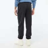 Pantalón de jogging de corte recto, confeccionado en tejido de punto piqué color negro. Presenta cintura elástica con cordón ajustable, bolsillos laterales y puños elásticos en los tobillos.