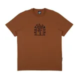 Remera de manga corta Santa Cruz en color marrón, con cuello redondo y estampa frontal con diseño tribal y logo de la marca.