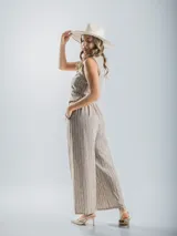 Conjunto sastrero rayado compuesto por chaleco con botones y pantalón wide leg.