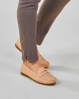 Mocasines de cuero color rosa pálido con detalle de antifaz y suela marrón.