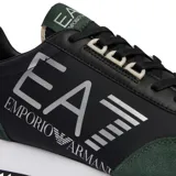 Championes urbanos Armani EA7, modelo de estilo vintage, color negro con detalles en blanco. Presentan el logo de la marca estampado en el lateral y en la lengüeta, con combinación de materiales textiles y gamuza, y suela de goma dentada.