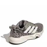 Championes deportivos Adidas modelo Rapidmove Go Trainer, con diseño de estampado animal print en tonos beige y gris. Presentan las icónicas tres bandas laterales en color blanco, suela de goma con relieve y refuerzos en la puntera y talón.