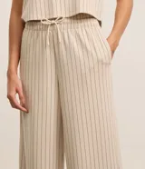 Pantalón deportivo de viscosa con estampado de rayas, modelo recto con cintura elástica, cordón para ajustes y bolsillos.
