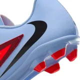 Championes de fútbol Nike Phantom 6 Low Club, color celeste claro con detalles en rojo/naranja y negro. Tienen tapones redondos en la suela.