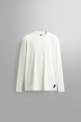 Camiseta de entrenamiento de manga larga y cuello redondo, confeccionada en tejido técnico ligero y elástico con tecnología de secado rápido. Presenta costuras planas para mayor resistencia y comodidad durante el movimiento, con un pequeño logo estampado en el bajo.