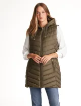 Chaleco puffer capitoneado color verde militar, con cierre central, bolsillos delanteros con cierre, jareta de ajuste en la espalda y capucha no desmontable. Tiene forro interno.