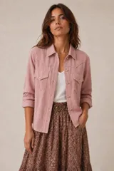 Camisa de pana color rosa viejo, con diseño de estilo western, bolsillos frontales con solapa y cierre de botones.