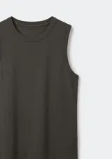 Musculosa básica azul marino con escote redondo, sin mangas y corte clásico.