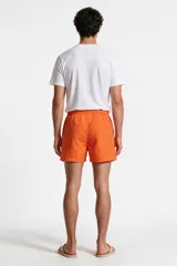 Short de baño naranja con cintura elástica y cordón ajustable.