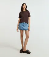 Blusa básica de cuello redondo y manga corta con detalle de dobladillo, confeccionada en tejido de viscosa con elastano.