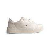 Championes urbanos de plataforma Via Marte, color beige, con diseño de costuras geométricas en el lateral y detalle de aplique metálico dorado. Cuentan con cordones al tono y suela de goma texturizada.