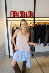 Musculosa blanca de corte holgado, con escote redondo y tiranes anchos.