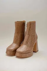 Botas de cuero color marrón con estampado croco, plataforma y taco cuadrado. Cierre lateral con cremallera.
