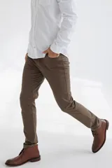 Pantalón de calce comfort confeccionado en tejido sateen con algodón y spandex. Terminación peach touch y teñido garment dye que aporta suavidad y un acabado único.