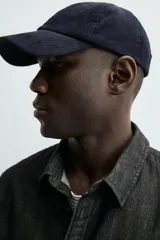Gorra de seis paneles confeccionada en pana de algodón con visera curva y ajuste en la parte posterior.