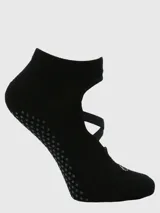 Calcetín antideslizante para mujer, color negro, con diseño de corte abierto en el empeine y banda elástica cruzada para mayor ajuste. La suela cuenta con puntos de silicona para mayor adherencia.