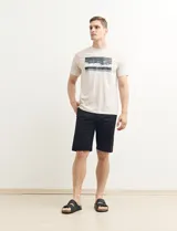 Remera color natural de manga corta con estampa fotográfica en el frente.