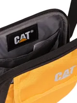 Bolso tipo morral Caterpillar, color amarillo con detalles en negro. Cuenta con compartimento principal con cierre, bolsillo frontal con solapa, parche reflectante y correa ajustable.