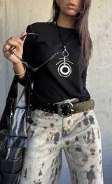 Remera de manga larga en color negro, confeccionada en algodón, con un diseño básico de cuello redondo y corte ajustado.