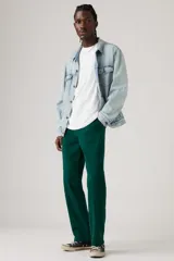 Pantalón chino verde oscuro, de corte recto y tiro medio.