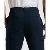 Pantalón cargo azul marino de gabardina, corte recto, con bolsillos laterales con solapa y bolsillos traseros.