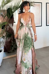 Vestido largo sin mangas con escote en V pronunciado, de corte amplio y fluido, con estampado abstracto en tonos rosados, marrones y blancos, y un cordón trenzado ajustable en la cintura.