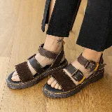 Sandalia de estilo chunky color negro, con suela track dentada y tres tiras ajustables con hebillas metálicas.