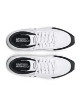 Championes Under Armour modelo Essential Runner, de diseño retro en color blanco con detalles en negro. Presentan parte superior de nailon con revestimientos de gamuza, entresuela de EVA acolchada y suela de goma para mayor tracción.