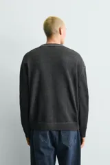Sweater de punto relaxed fit de algodón color gris oscuro con efecto lavado, cuello redondo y manga larga.