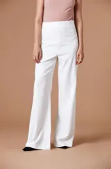 Pantalón de vestir blanco de corte sastrero, con silueta amplia de pierna recta y cintura alta.