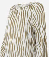 Blusa de viscosa con estampado de cebra, escote bote y mangas largas abullonadas con puños elásticos.
