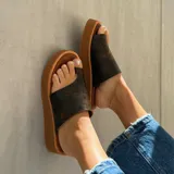 Sandalias marrones de cuero vacuno con plataforma.