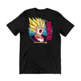 Remera de algodón color violeta, con cuello redondo y mangas cortas. Presenta un pequeño estampado en el pecho que muestra al personaje Cell de Dragon Ball junto a texto en japonés.