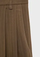Pantalon de vestir de corte wide leg, color marrón con diseño de raya diplomática. Presenta tiro alto, detalle de pinzas en la parte frontal, trabillas para cinturón y bolsillos laterales.