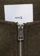 Chaqueta tipo bomber de tejido ligero en color verde oliva, con diseño oversize, cierre frontal de cremallera, bolsillos laterales y bajo con detalle fruncido. Presenta mangas largas con puños elásticos y fruncidos.