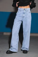 Jean de corte oversize con tiro medio-alto, confeccionado en algodón con lavado ice color celeste.