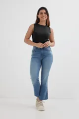 Top tejido fucsia con cuello redondo y sisas amplias.