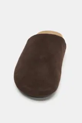 Zapato tipo mule de cuero con suela plana y punta redonda.