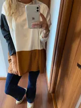 Remerón oversize de mangas largas, con diseño color block en blanco, marrón y negro.